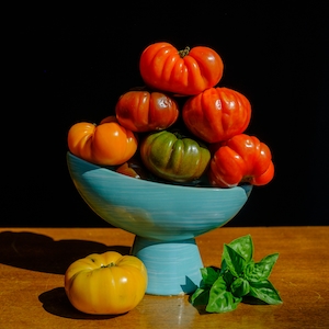 Натюрморт, разноцветные помидоры в глубокой миске, базилик 