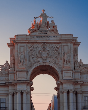 Историческая арка, архитектурный объект на закате 