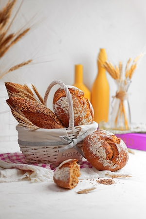 Французский хлеб в плетеной белой корзинке 