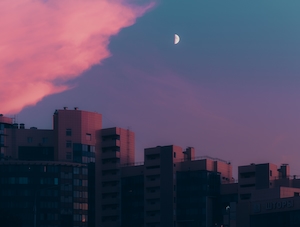 луна над городом, луна над зданиями на закате 