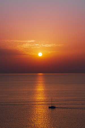 Восход солнца на море, закат над водой, красочное солнце и небо, солнечная дорожка по воде