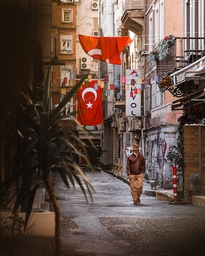 улочка в Стамбуле с турецкими флагами 