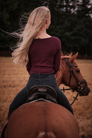 Лошадь и женщина, стоящие на поле