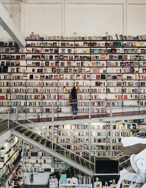 Книжный магазин на фабрике LX в Лиссабоне.