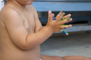 Малыш рисует руками