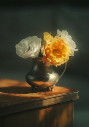 Натюрморт, кувшин с цветами на столе 
