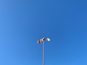 фонарный столб на фоне голубого неба днем 