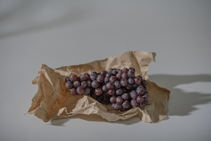виноград в пергаментной бумаге 