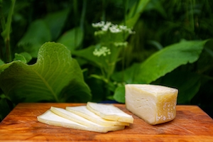 Домашний сыр на деревянной доске