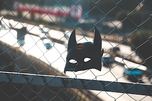 маска Бэтмена на заборе 