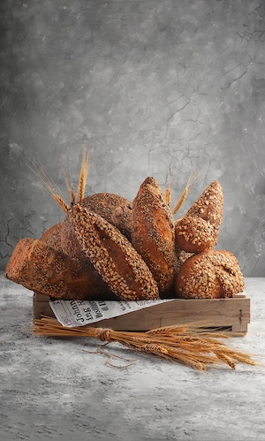 Французский хлеб на сером фоне