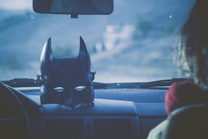 маска Бэтмена в машине
