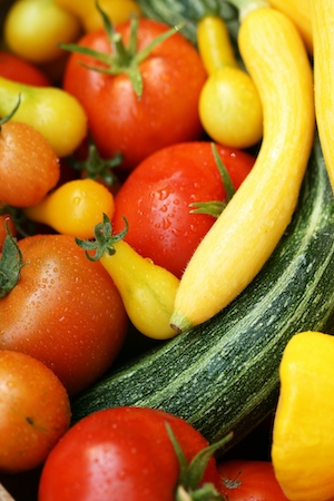 Летние овощи, помидоры и цуккини. 