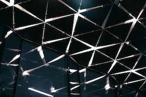 архитектура, геометрический потолок, подсветка, черные треугольники 