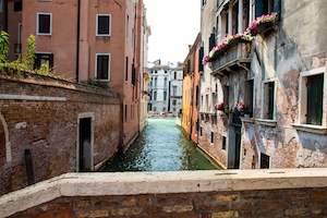 Узкий канал в венеции днем, здания на воде 