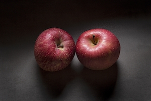 Прикосновение яблок, бетонный фон, фотография темной еды.