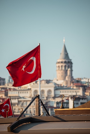 Флаг Турции на фоне галатской башни