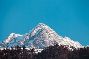 горный пейзаж на фоне голубого неба 