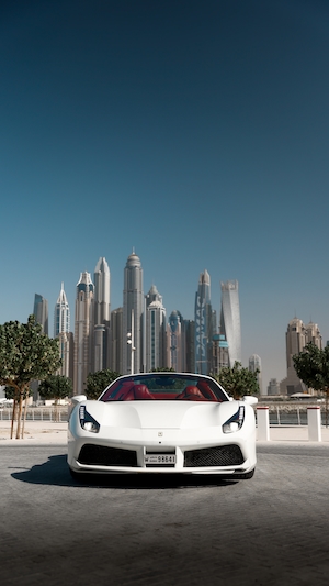 Белый Ferrari 488 Spider у причала отеля Palm в Дубае