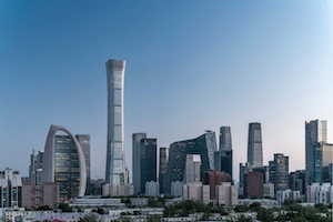 Вид небоскребов в Китае на фоне голубого неба 