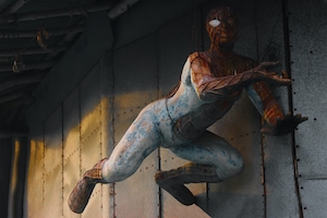 статуя человека-паука 