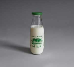 Органическое молоко в стеклянной бутылке