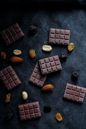 шоколад с орехами и изюмом