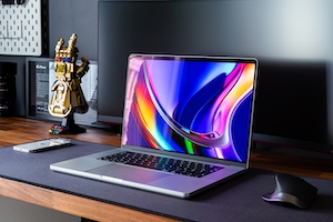 Новый MacBook Pro M1, золотая перчатка из фильма Марвел 