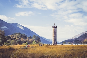 Памятник Гленфиннану в Шотландии, октябрь 2021 года, маяк, горы