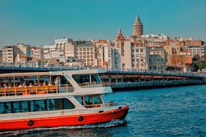 Корабль у Стамбула 