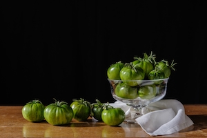зеленые помидоры в вазе, полотенце 