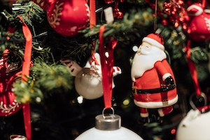 Новогодний декор, елочные игрушки, Дед Мороз и красные новогодние шарики 