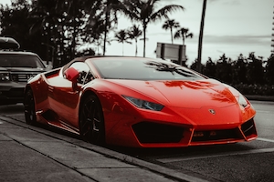 Потрясающий красный суперкар Lamborghini Huracán в Южной Флориде на пляже.