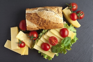Сэндвич с сыром и помидорами, крупный план