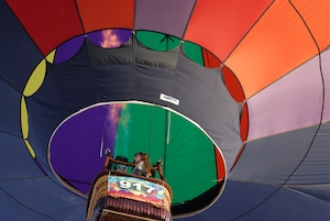 Воздушный шар с горячим воздухом в небе 