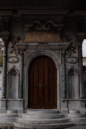 Бетонная дверь с лепниной в Стамбуле 