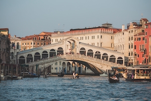Канал в Венеции днем, мост через канал