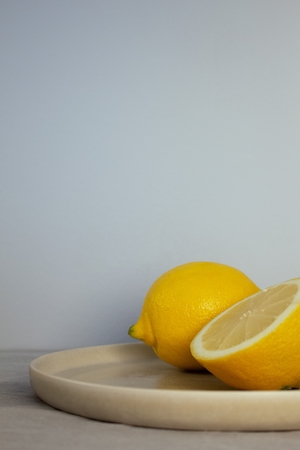 натюрморт, разрезанный лимон 