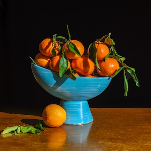Натюрморт, цветная чаша и цитрусовые, мандарины с листьями 