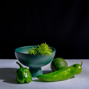 зеленый натюрморт, чашка с зеленью, зеленые перцы 