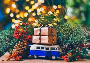Новогодний декор, елочные игрушки, фургон с подарками 