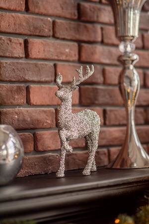 Новогодний декор, елочные игрушки, золотая статуэтка в виде оленя 