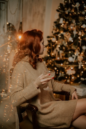 Новогодний декор, елочные игрушки, новогодняя фотосессия, девушка в платье на фоне новогодней елки 