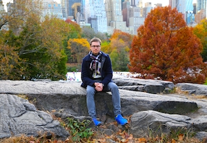 Человек сидит на камне, Нью-Йорк, Манхэттен