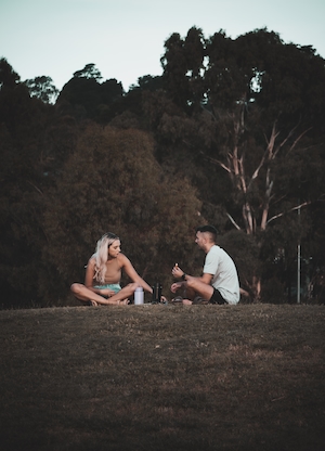 фотосессия в стиле Марвел, влюбленная пара на пикнике 