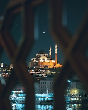 Ночная подсветка мечети, кадр через рамы окна 