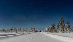 Красивое северное сияние, известное как северное сияние и залитый лунным светом зимний пейзаж в Финляндии