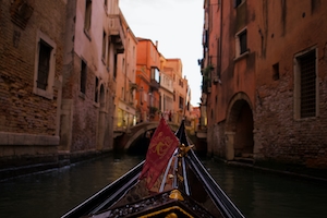 Канал в Венеции на закате, здания на воде, гондола 