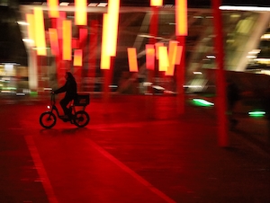 Езда на велосипеде по причалу Гранд-канала в ночное время