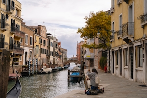 Узкий канал в венеции днем 